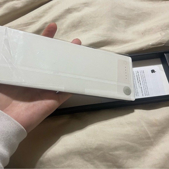 New in Box Apple MacBook Rechargeable Battery 13” MacBook - Picture 5 of 9